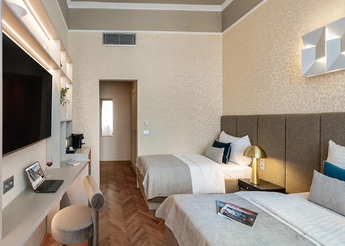 Hotel Maestro By Adrez