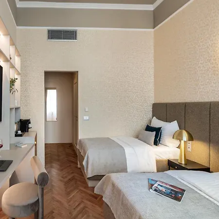 Hotel Maestro By Adrez